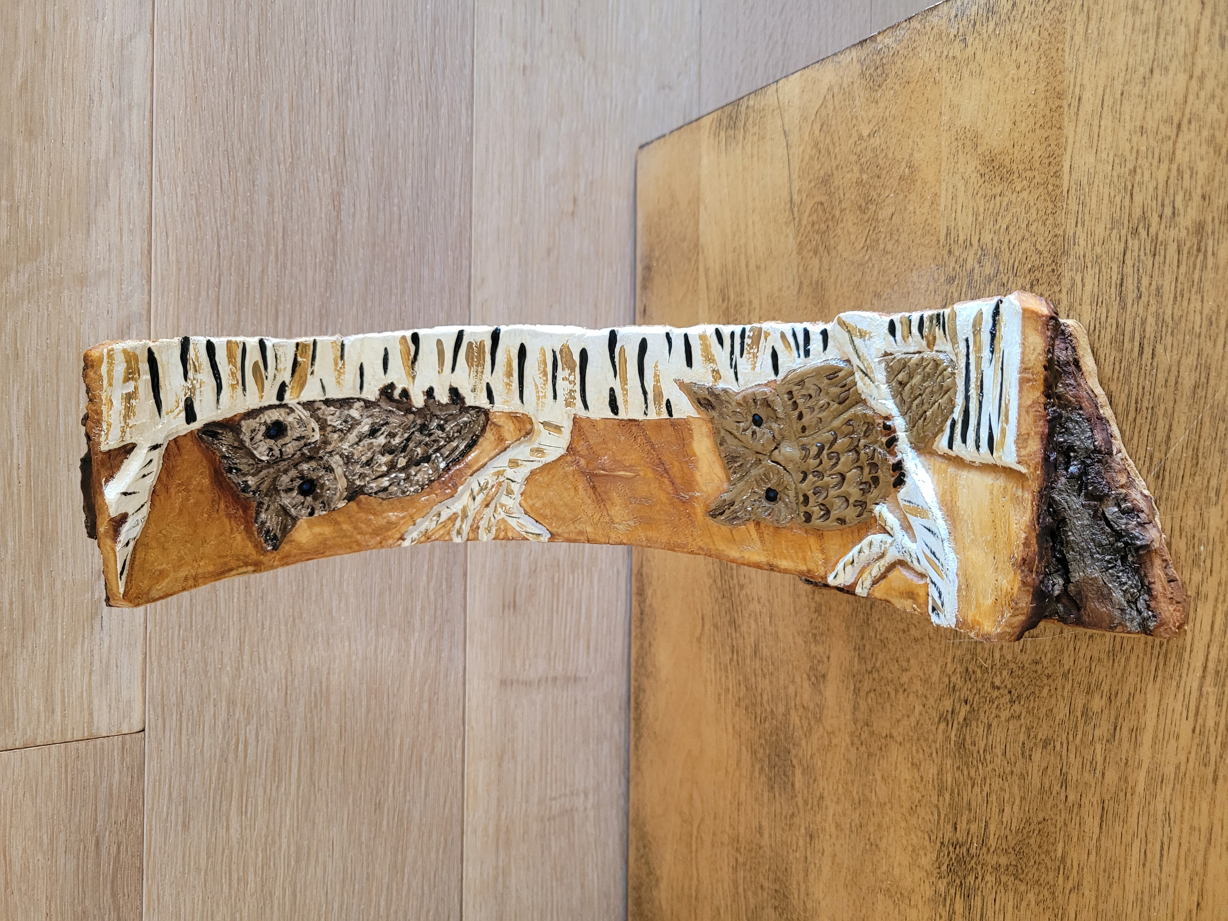 Sculpture sur bois et panache d'orignal